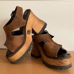 EUC/NEW LONDON UNDERGROUND Platform Sandals size 8